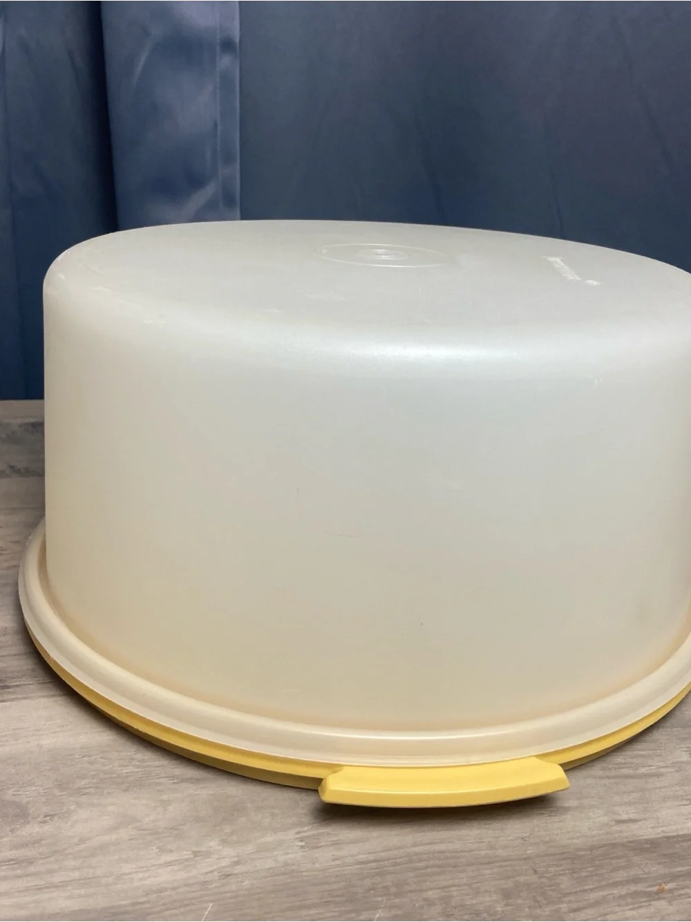 Vintage Tupperware round cake taker with a yellow Harvest Gold plate & sheer lid
